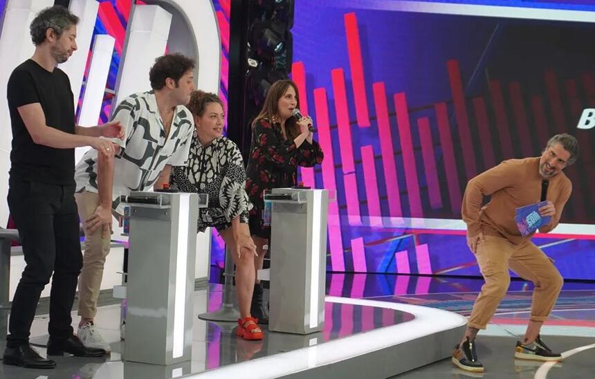 Fabiula Nascimento, Luana Martau, Pedroca Monteiro e Michel Blois se divertem com Marcos Mion durante gravação do Caldeirão, da TV Globo