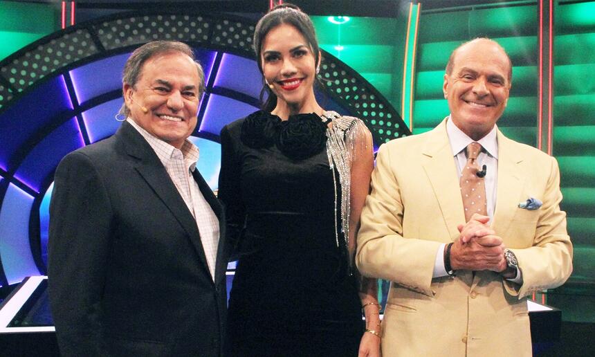 Daniela Albuquerque e Ronnie Von sorrindo ao lado do apresentador Marcelo de Carvalho durante gravação de O Céu é o Limite, da RedeTV!