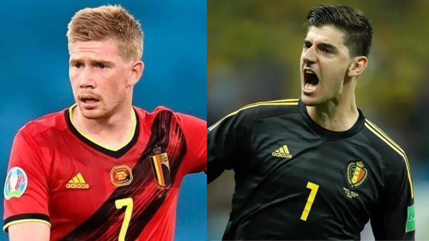 De Bruyne e Courtois em uma montagem, utilizando a camisa da Bélgica