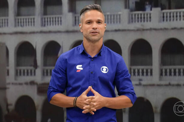 Diego Ribas com o uniforme de esportes da Globo em trecho da transmissão do jogo da Copa