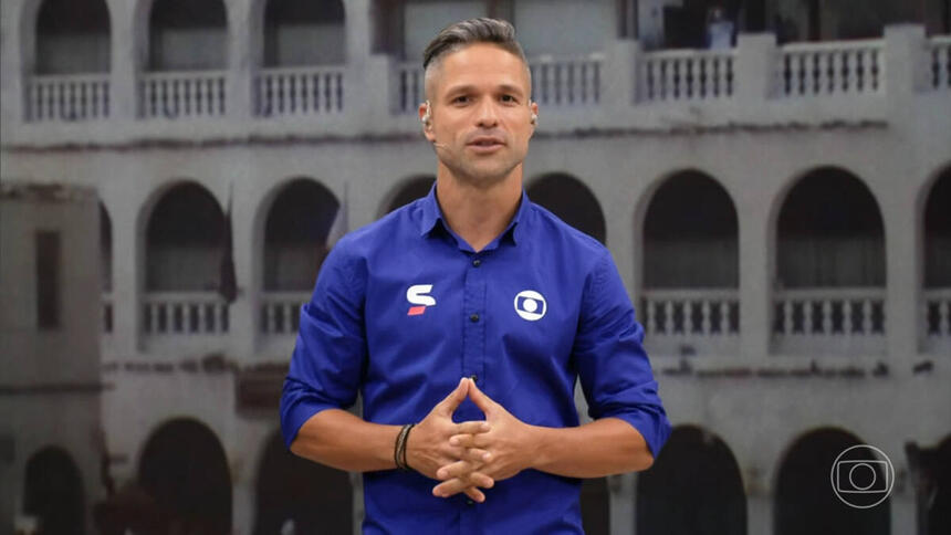 Diego Ribas com o uniforme de esportes da Globo em trecho da transmissão do jogo da Copa