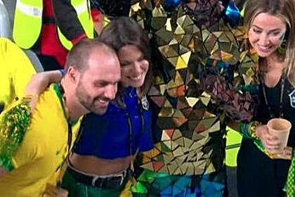 Eduardo Bolsonaro com a camisa do Brasil ao lado de amigos e a esposa no Estádio 197, no Catar