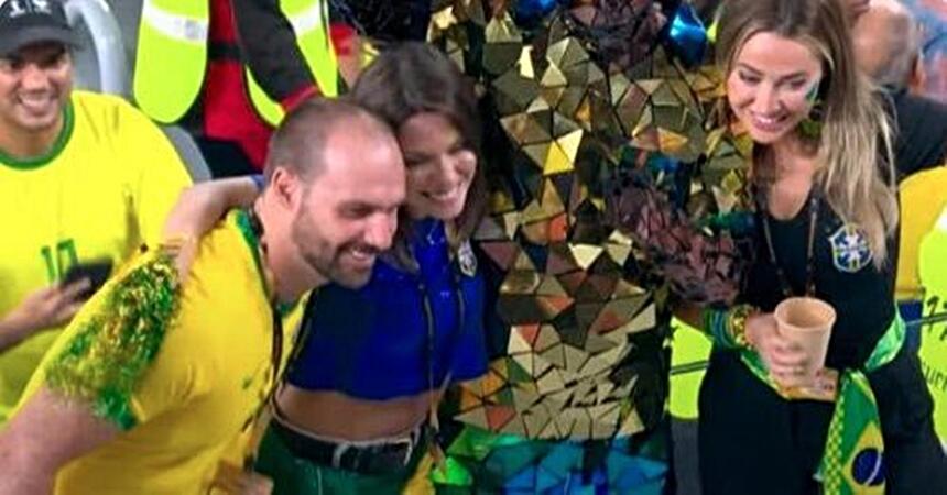 Eduardo Bolsonaro com a camisa do Brasil ao lado de amigos e a esposa no Estádio 197, no Catar