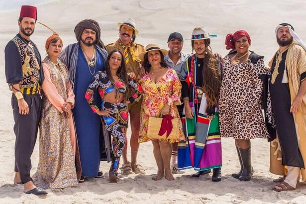 Elenco da 10ª temporada do Vai que Cola posando nos cenários com trajes árabes