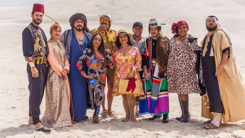 Elenco da 10ª temporada do Vai que Cola posando nos cenários com trajes árabes