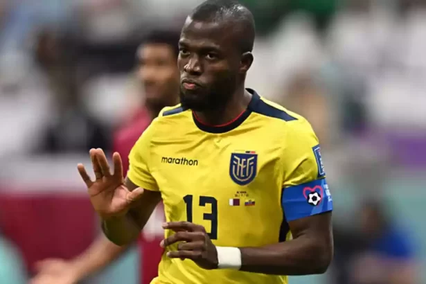 Enner Valencia com a camisa de número 13 do equador, amarela, pedindo calma com as mãos após marcar um gol na Copa do Mundo contra o Catar