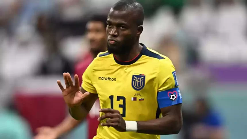 Enner Valencia com a camisa de número 13 do equador, amarela, pedindo calma com as mãos após marcar um gol na Copa do Mundo contra o Catar