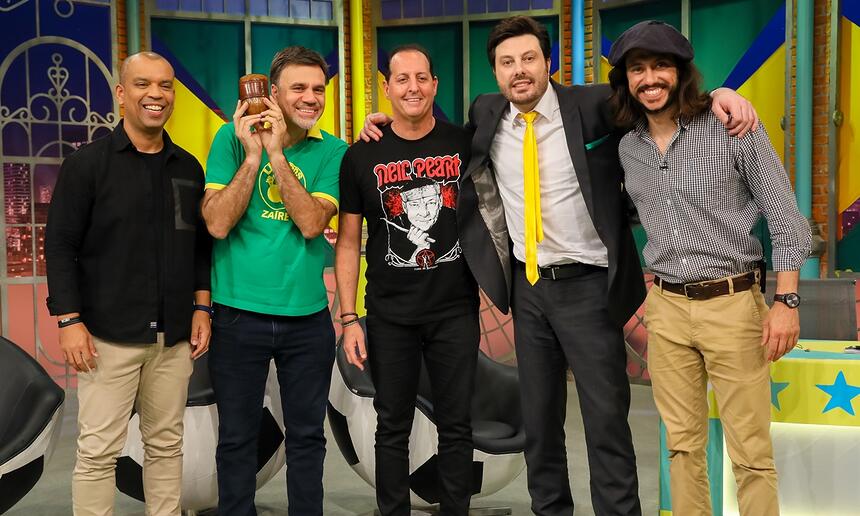 Benjamin Back, Mauro Beting e Luiz Alano abraçados com Danilo Gentili e assistente de palco durante gravação do The Noite, do SBT