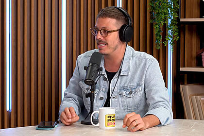 Fábio Porchat, sentado em uma mesa, em trecho da entrevista para o podcast Quem Pode, Pod