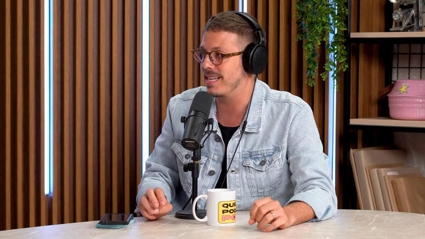 Fábio Porchat, sentado em uma mesa, em trecho da entrevista para o podcast Quem Pode, Pod