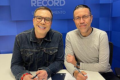 Felipeh Campos sorrindo ao lado de Paulo Calil, diretor executivo da Record Entretenimento