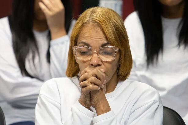 Flordelis com as mãos juntas durante julgamento e chorando