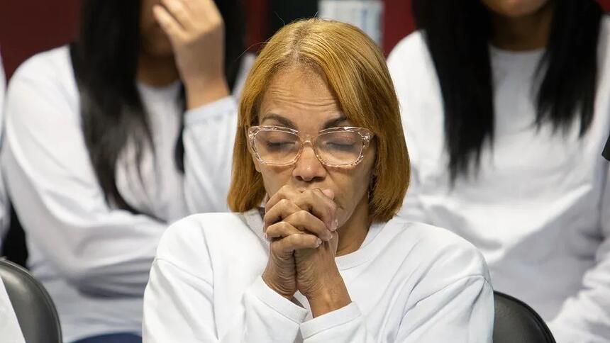 Flordelis com as mãos juntas durante julgamento e chorando