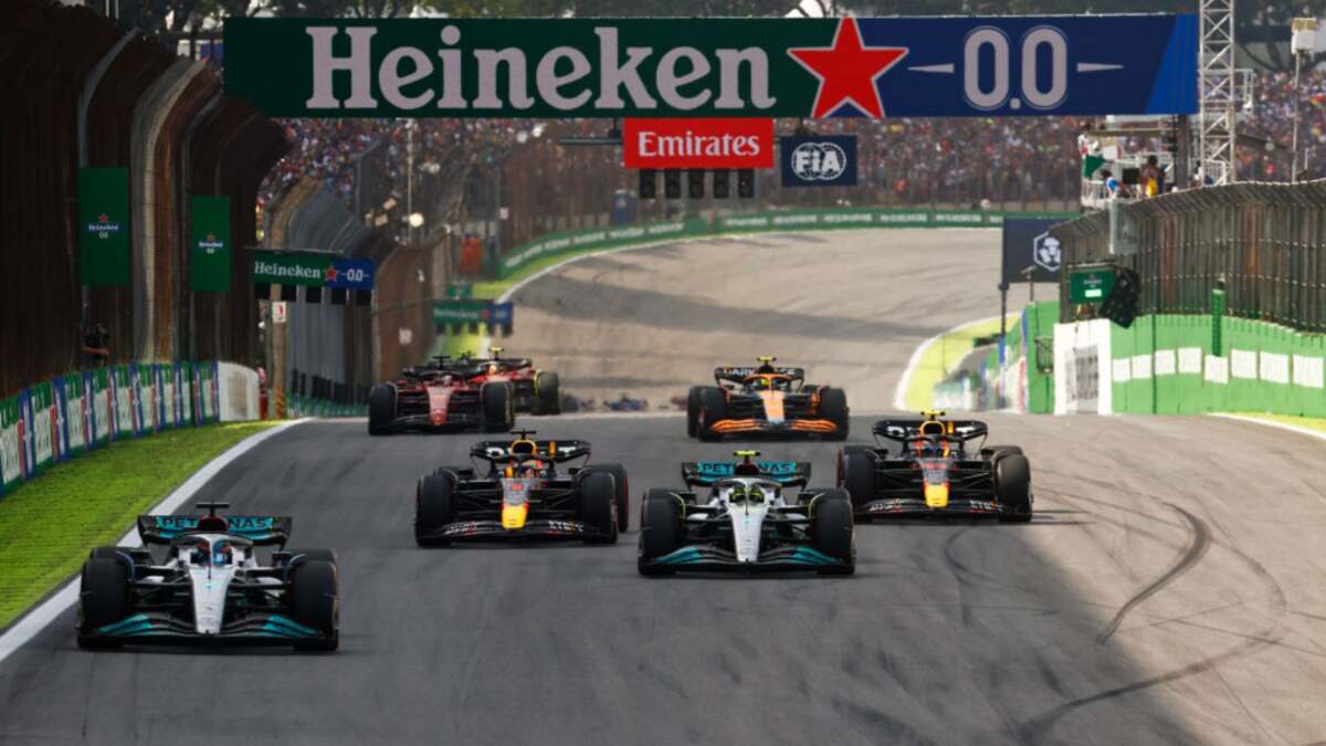 Vários carros de F1, de diferentes equipes, em trecho da largada do GP de São Paulo, direto do Autódromo de Interlagos