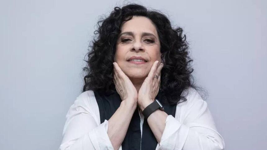 Gal Costa com as mãos próximas ao pescoço, em foto posada