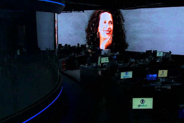 Estúdio do Jornal Nacional com Gal Costa no telão