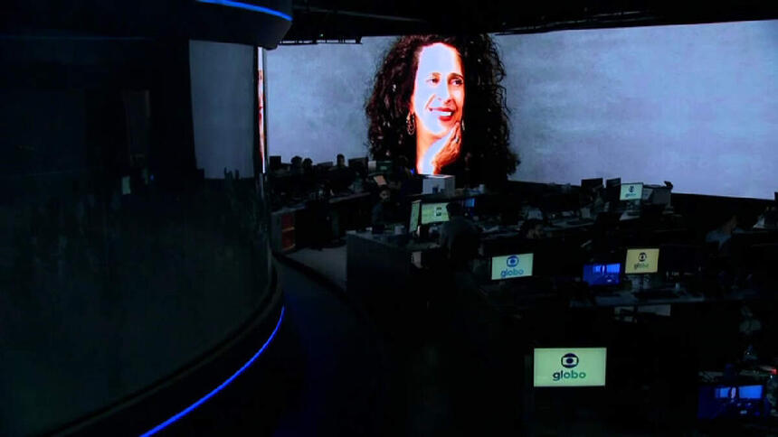 Estúdio do Jornal Nacional com Gal Costa no telão