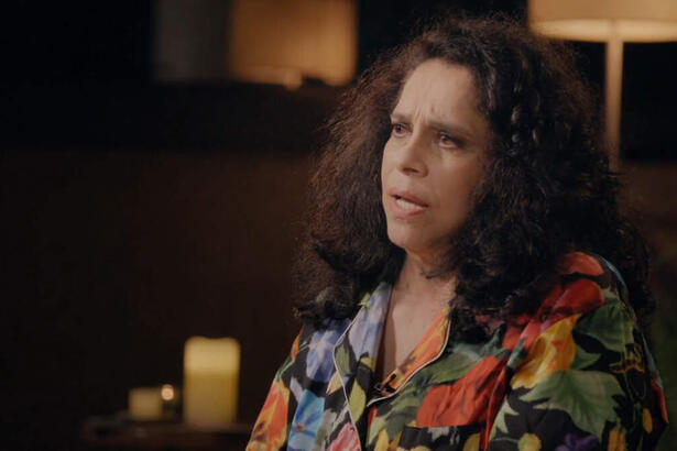 Gal Costa em trecho de um depoimento para o Som Brasil, utilizando uma blusa com uma estampa florida