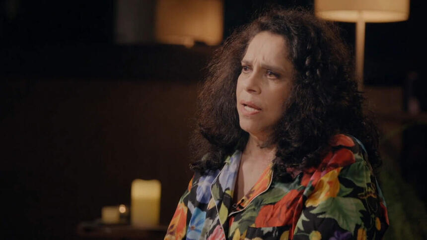 Gal Costa em trecho de um depoimento para o Som Brasil, utilizando uma blusa com uma estampa florida