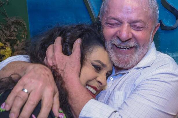 Lula abraçando Gal Costa, em trecho de um evento da campanha eleitoral