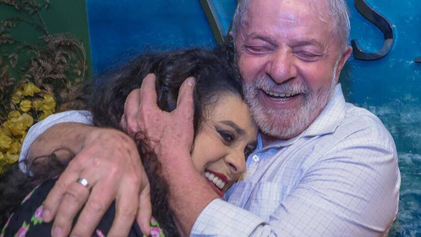 Lula abraçando Gal Costa, em trecho de um evento da campanha eleitoral