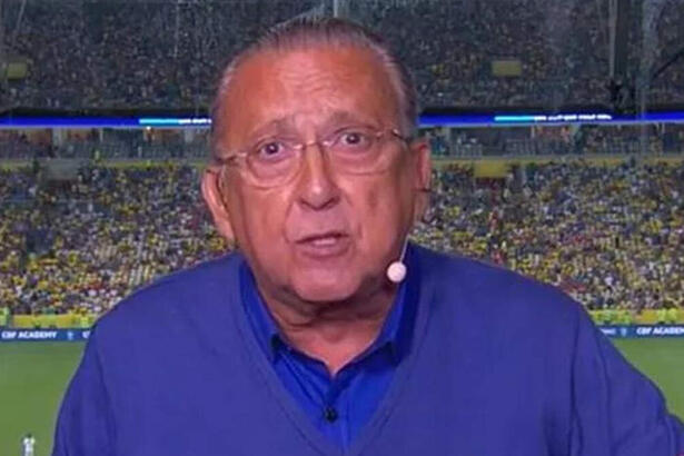 Galvão Bueno uniformizado, em trecho de transmissão in loco da TV Globo em um estádio de futebol