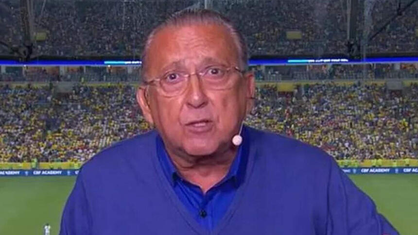 Galvão Bueno uniformizado, em trecho de transmissão in loco da TV Globo em um estádio de futebol