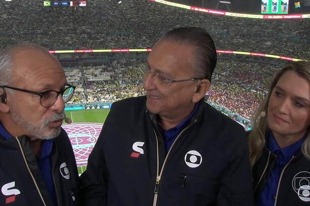 Galvão Bueno, ao lado de Júnior e Ana Thaís Matos nas tribunas de transmissão da Globo no jogo do Brasil