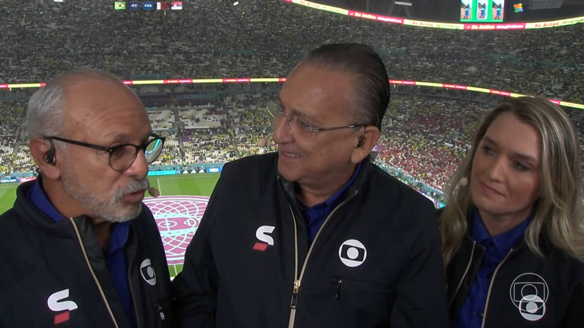 Galvão Bueno, ao lado de Júnior e Ana Thaís Matos nas tribunas de transmissão da Globo no jogo do Brasil
