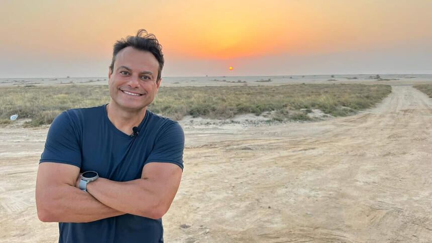 Eric Faria posando em um deserto do Catar, em trecho do Globo Repórter