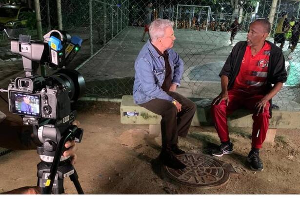 Edney Silvestre e Zé Luis, professor de futebol, em trecho dos bastidores do Globo Repórter