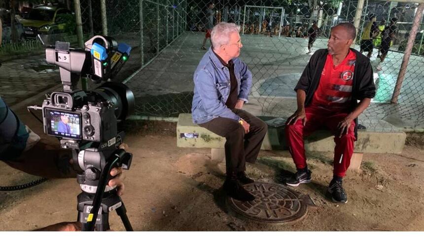 Edney Silvestre e Zé Luis, professor de futebol, em trecho dos bastidores do Globo Repórter