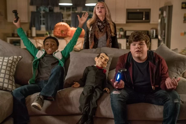 Trecho do filme Goosebumps 2: Halloween Assombrado, exibido pela Record TV no Cine Aventura