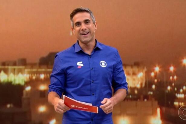 Gustavo Villani com o uniforme azul de transmissões esportivas da Globo