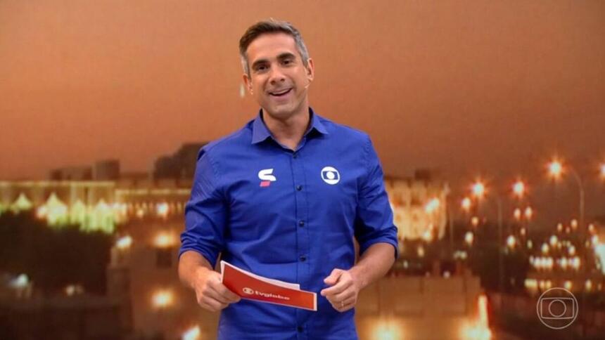 Gustavo Villani com o uniforme azul de transmissões esportivas da Globo