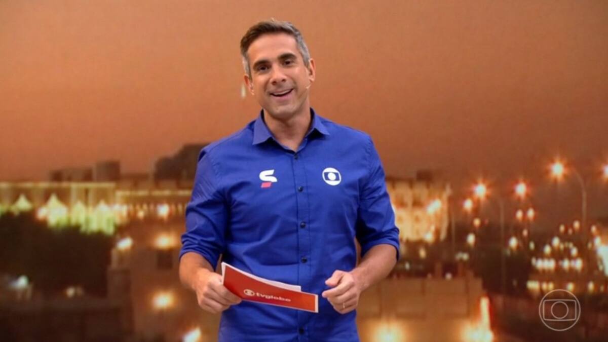 Gustavo Villani com o uniforme azul de transmissões esportivas da Globo