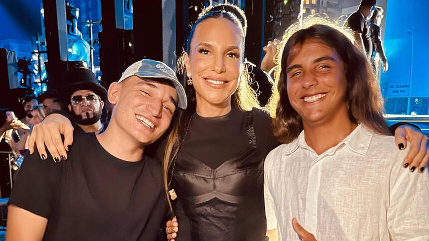 João Gomes, Ivete Sangalo e Marcelo posando juntos, abraços, nos bastidores do show na Bahia