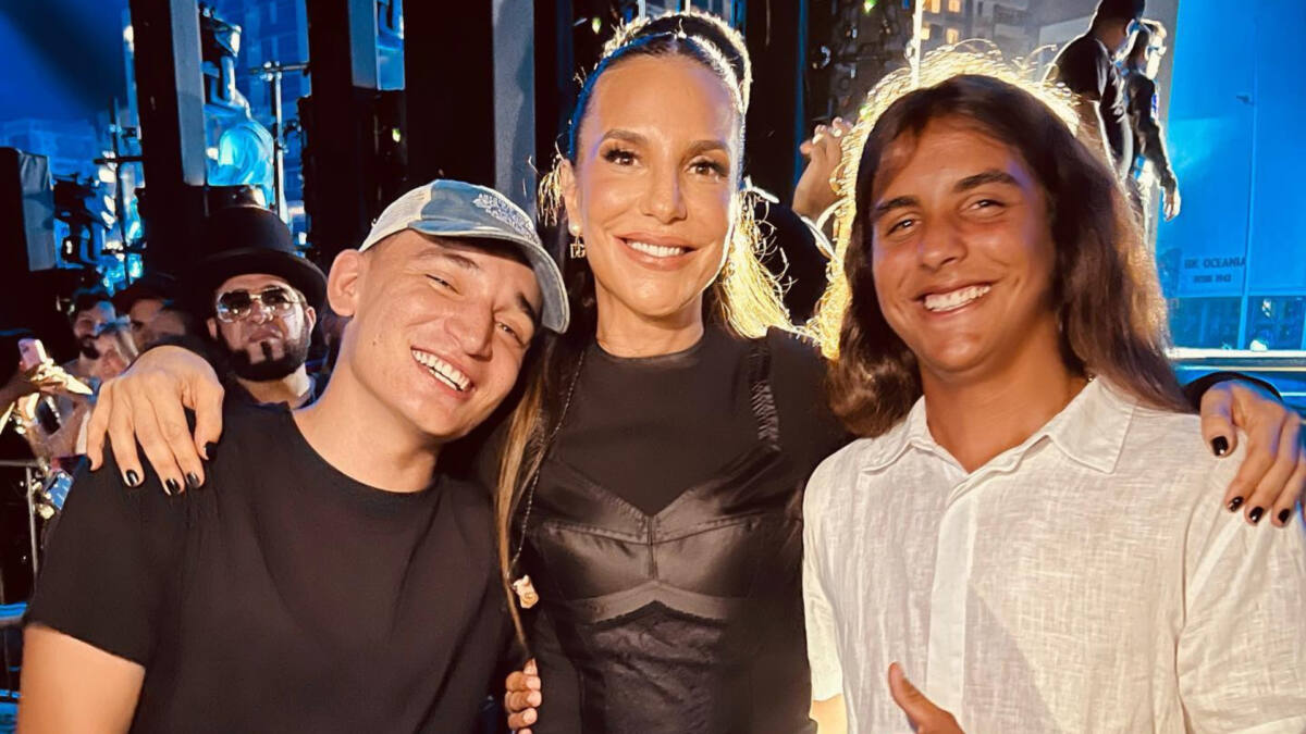 João Gomes, Ivete Sangalo e Marcelo posando juntos, abraços, nos bastidores do show na Bahia