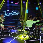 Joelma com look verde durante performance no Teleton 2022