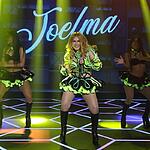 Joelma com look verde durante performance no Teleton 2022