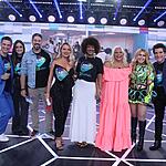 Joelma com look verde durante performance no Teleton 2022