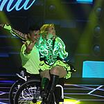 Joelma com look verde durante performance no Teleton 2022