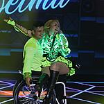 Joelma com look verde durante performance no Teleton 2022