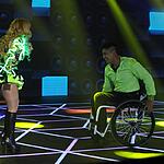 Joelma com look verde durante performance no Teleton 2022