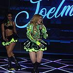 Joelma com look verde durante performance no Teleton 2022