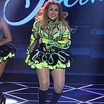 Joelma com look verde durante performance no Teleton 2022