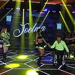 Joelma com look verde durante performance no Teleton 2022