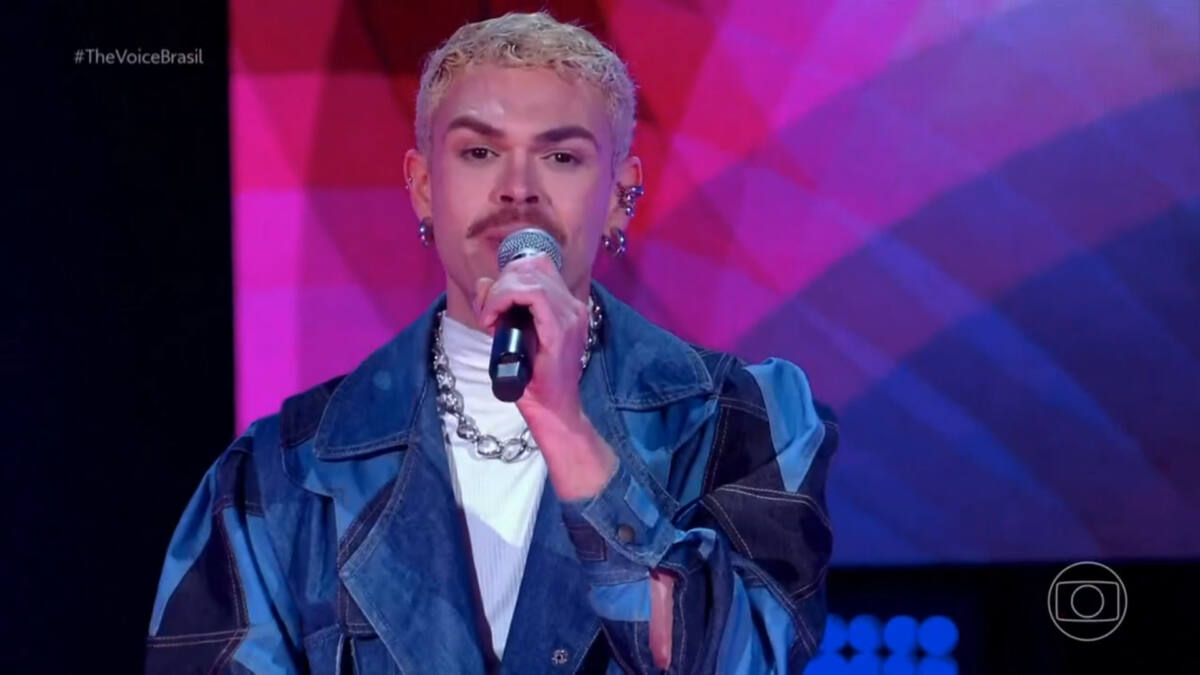 Participante Junio Castanha cantando no palco do The Voice Brasil 11