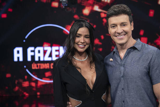 Kerline Cardoso abraçada com Rodrigo Faro nos estúdios do Hora do Faro