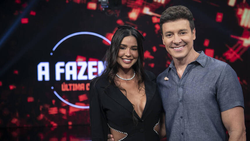 Kerline Cardoso abraçada com Rodrigo Faro nos estúdios do Hora do Faro